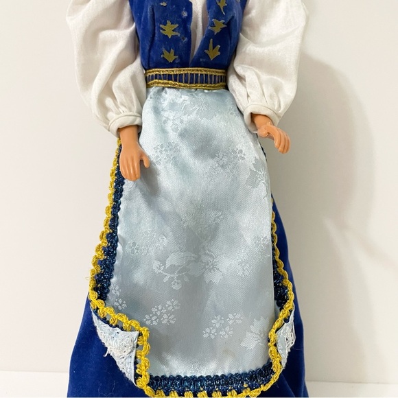 Vintage Aladdin Jasmine Doll in Barbie Icelandic Outfit - Picture 4 of 16